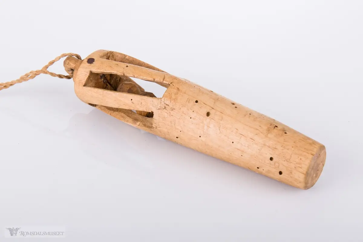 Sylindrisk,svakt kon. Hempe øverst, 2 kuler i gitter.