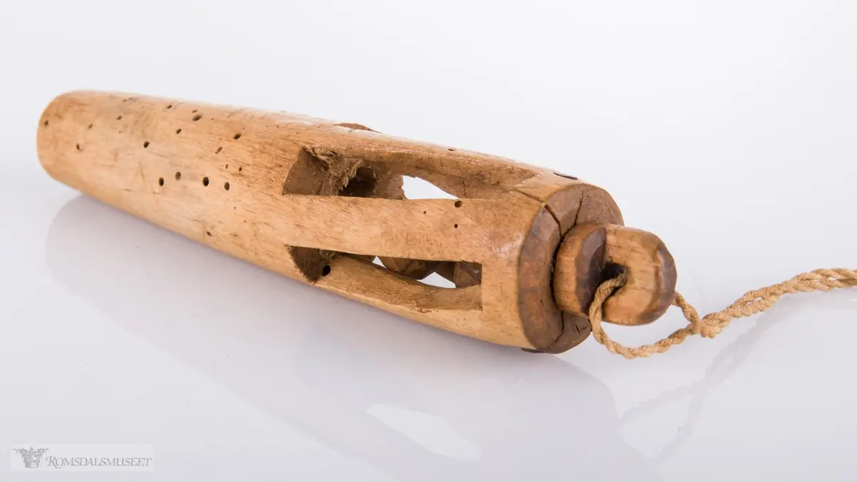 Sylindrisk,svakt kon. Hempe øverst, 2 kuler i gitter.