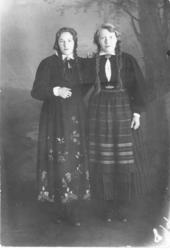 F.v.: Tina Flækøy Ødegård (f. 1920), Marit Flækøy Ødegård (f