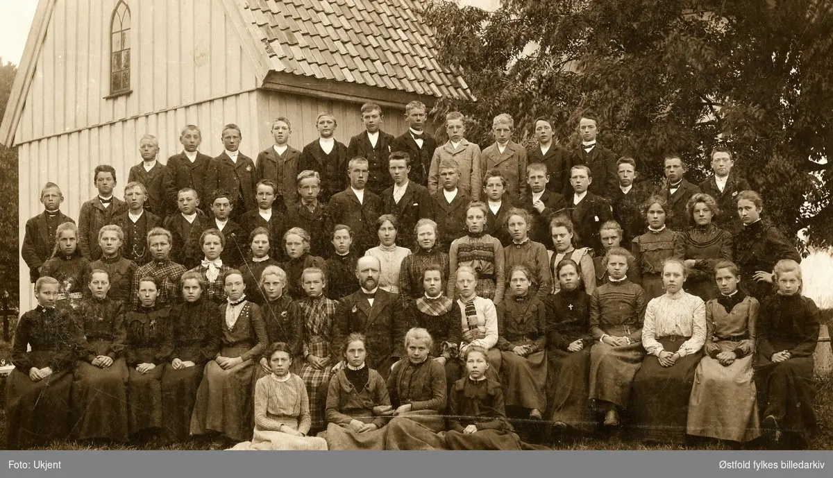 Konfirmanter i Hobøl kirke 5. oktober 1905, presten Schøning foran i midten.