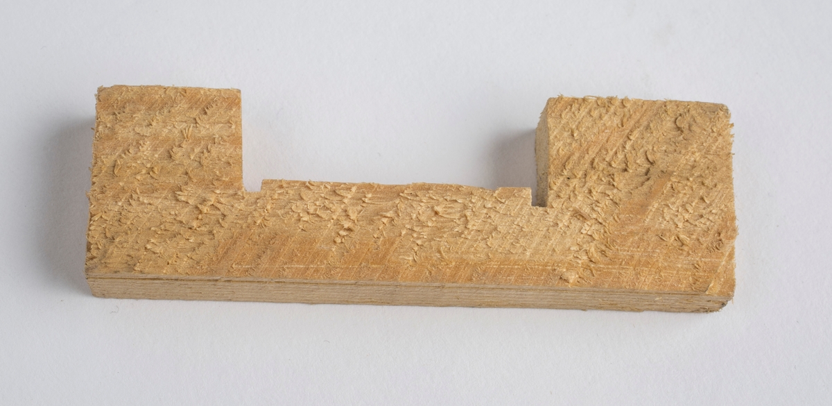 Pose med trestykker av ulik lengde og form funnet sammen med
de øvrige redskapene brukt til trearbeid.