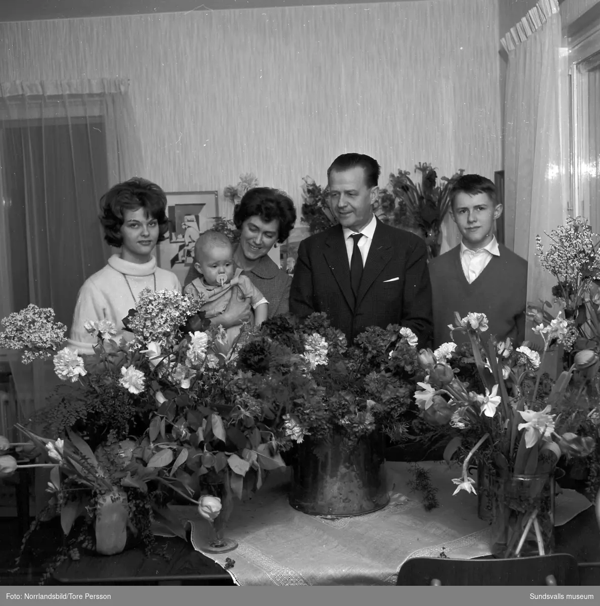 Dagbladets annonschef och kolumnist Gösta Swedenmark, fotograferat på hans 50-årsdag. Med på bilden är frun och de tre barnen Eva, Peter och John.