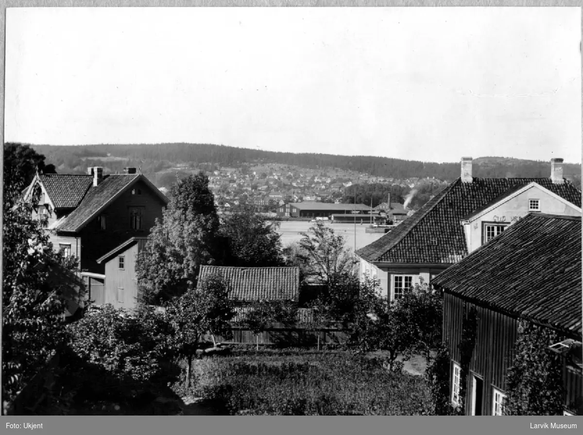 Byprospekt, bygninger, havn.
Larvik havn og Langestrand sett fra Tollerodden. Den gamle Tollboden skimtes.