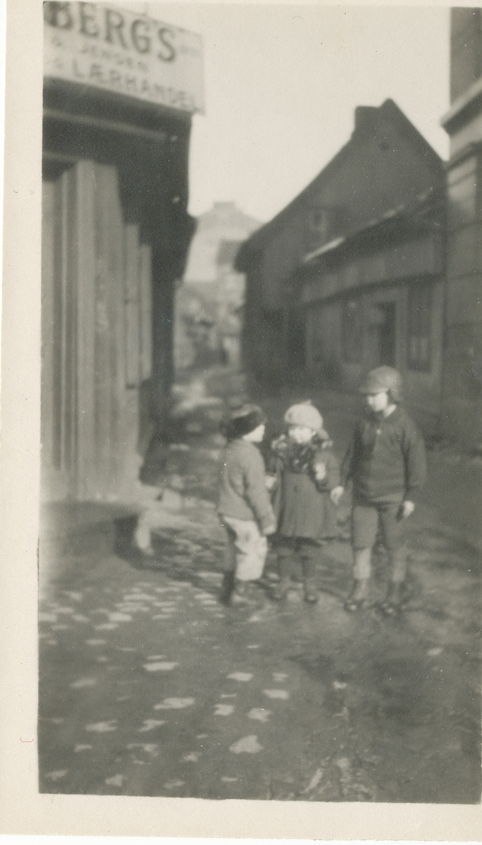 Tre barn i gamle Smalgangen, Oslo.