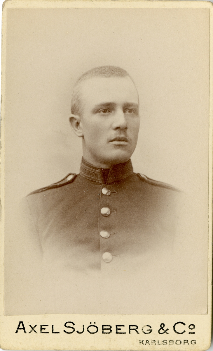 Porträtt av Einar Mathias Wikland, löjtnant vid Göta trängbataljon T 2.
Se även AMA.0009231.