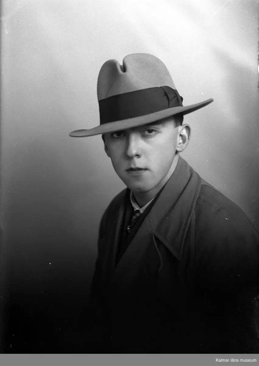 Ateljébild på en man i rock och hatt. Beställare till bilden: Alf Linde ifrån Kalmar.