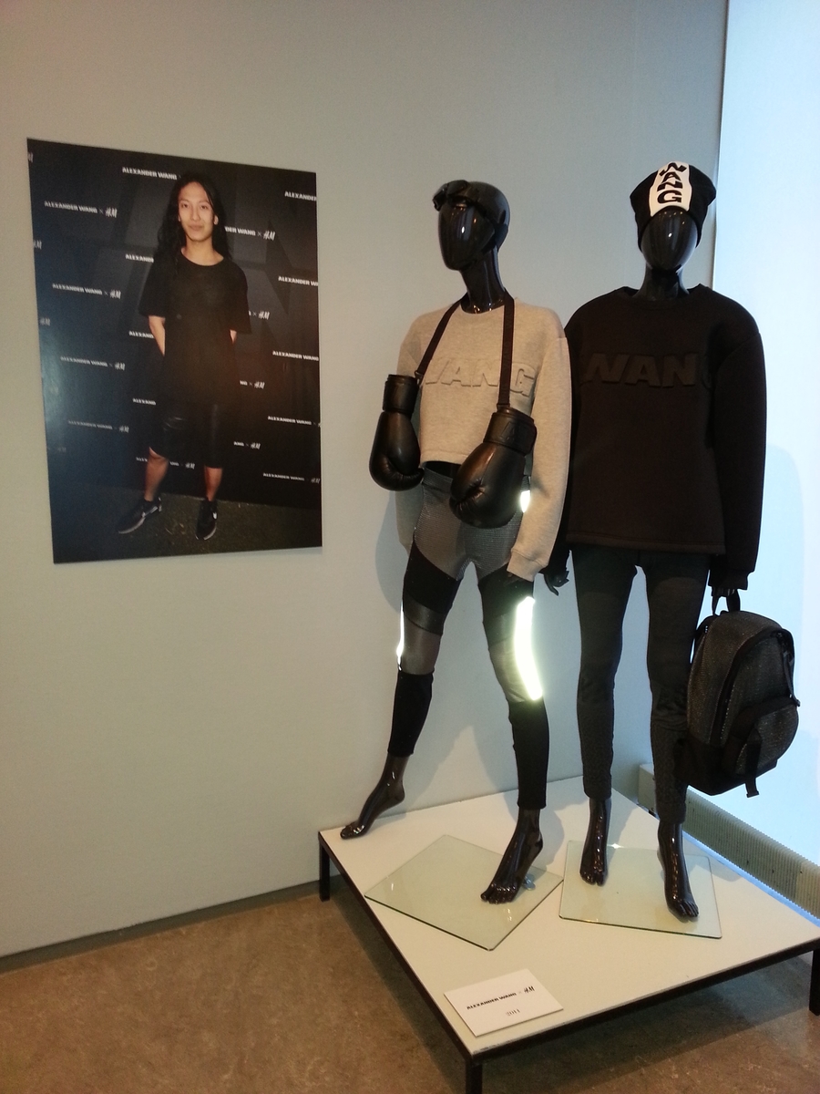 Liten sekk for trening. Sydd av nettstoff, der det ytre stoffet er laminert med flere lag nettstoff, og kjernen antagelig selvlysende, dvs av lysegrå refleksfibre. Sekken består av ett hovedrom og et lite ytterrom. Nedre del av både sekk og ytterrom er av tett neopren. Selve bunnen har en påsydd plate av gummi, med 4 "ben" i form av logoen "AW".  Innvendig bunnplate er imidlertid både bredere og lengre og av ukjente materiale. Sekken er flat nederst og buet i overkant, hovedrommet åpnes nesten helt ned i begge sider og lukkes med grov plastglidelås. Ytterommet åpnes i overkant og lukkes med tilsvarende glidelås. Innvendig er rommene fôret med et ekstra lag, enkelt nettstoff, og hovedrommet utstyrt med en ekstra lomme. Selene er regulerbare med spenner, er polstret, av neopren og utvendig forsterket med påsydde bånd av bevernylonlignende materiale ivevd "WANG" gjentatte ganger. Tilsvarende stropp øverst, til bæring i hånden. Under selefestene en ekstra lomme, lukket med samme grove glidelåstype. Nedi lommen ligger et påsydd regntrekk av tynt, vannavstøtende matriale, med påtrykt "AW" i et sammenhengende mønster utført i lysreflekterende trykkfarge over det hele. Med påsydd elastikk langs ytterkanten, kan trekket raskt tas ut og vikles omkring sekkens front og holde seg på plass i regnvær. Alle glidelåser er utstyrt med en "drastropp" av det sorte bondet ivevd WANG.