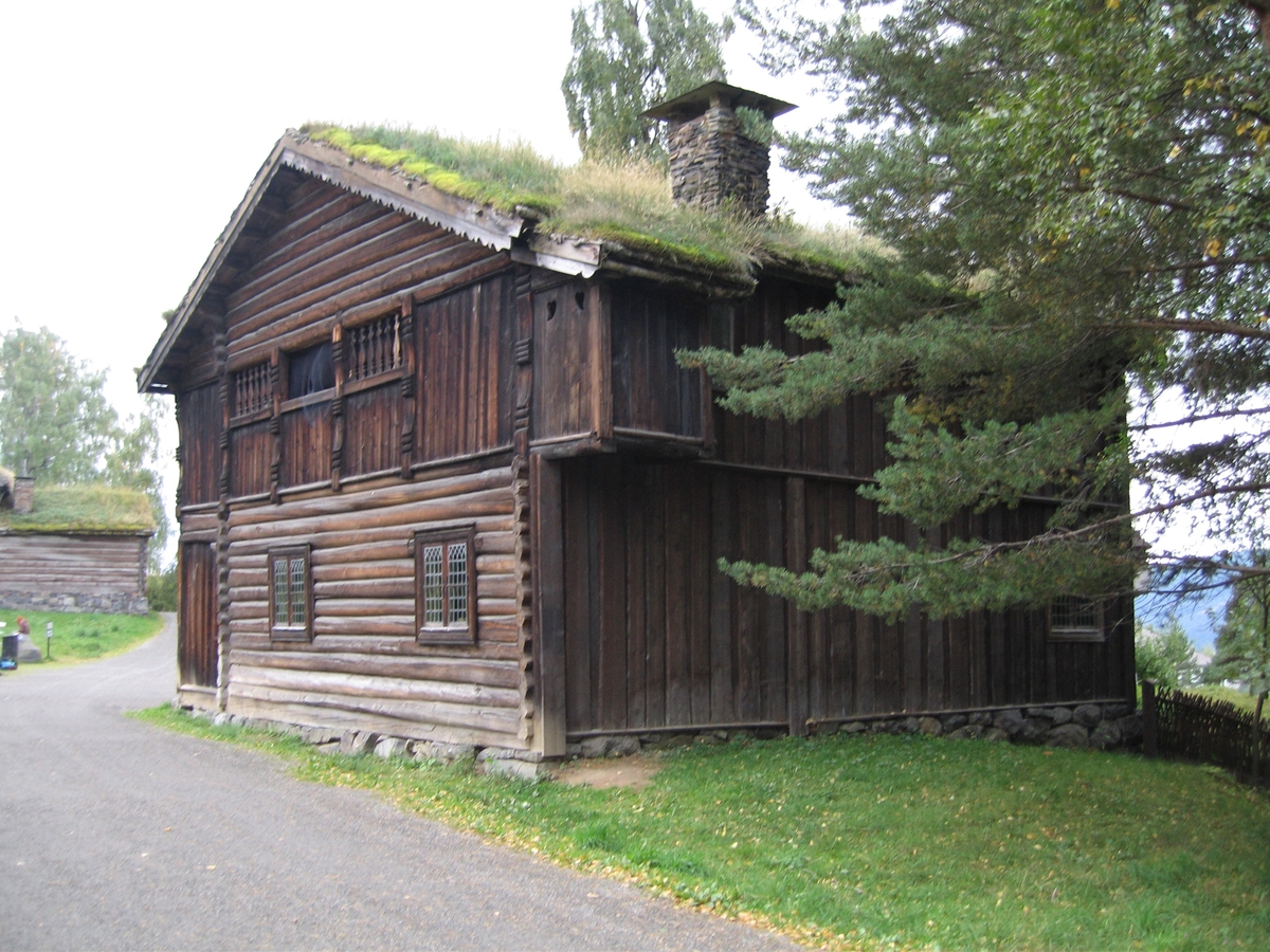 Laftet bygning i to etasjer. Svalgang i begge etasjer på inngangssiden, inntrukket svalgang på nordøstre fasade, der svalgangen ender i en utstikkende "hemmelighet", en utedo. Lukket svalgang i første etasje, delvis åpen svalgang i andre etasje. I svalgangen trapp til andre etasje. Fra svalgangen i første etasje dør inn til stua. Fra stua er det dør inn til et lite kjøkken i nordre hjørne og et kammers i østre hjørne.Stua har malte paneler med bilder med allegoriske motiver, som framstiller sanser og årstider, malt etter trykte forlegg. Disse er malt av Peder Ådnes, og kommer opprinnelig fra Bjellum i Jevnaker. I kammerset er det satt opp to paneler som er framstillinger av gardstunet på Bjellum.
