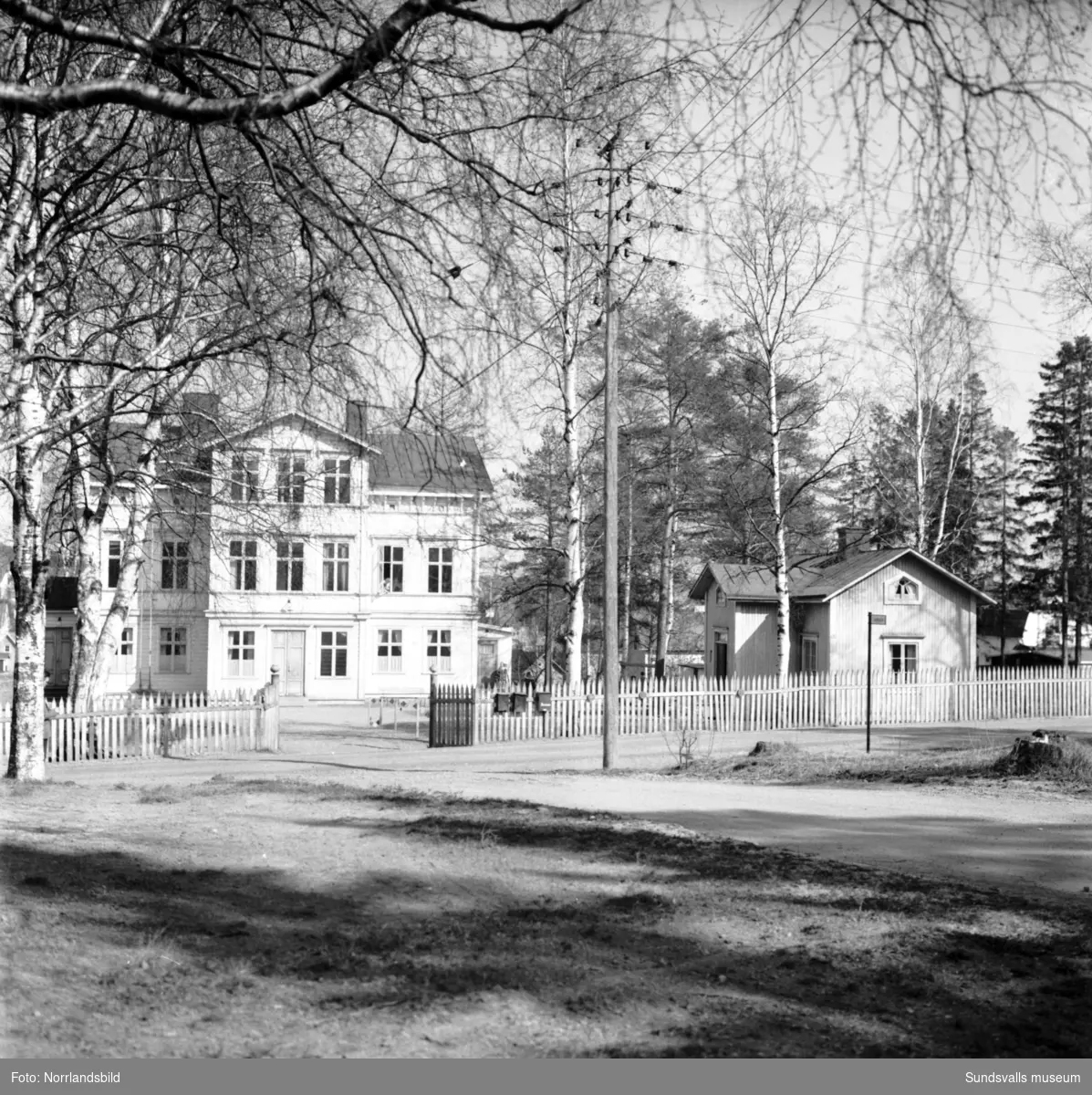 Exteriörbild av Charlottenlund i västra Skönsberg som låg på Krönvägen vid Lundagatans östra ände. Byggnaden inhyste på 1950- och 1960-talen Röda Korsets barnträdgård, en skola för utvecklingsstörda samt folktandvård. Husen revs 1971 till förmån för bygget av ett radio- och tv-hus.