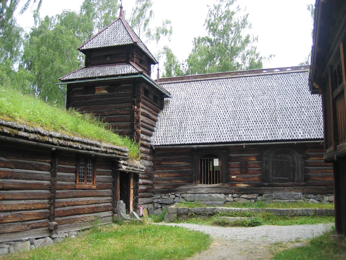 Laftet bygning i en etasje, tilbygget et tårn i hjørnet og sammenbygget med H 14, Isumstua. Kapellet har to rom, der det østre rommet har malt akantusdekor på vegger og i tak. Åpent inn til skipet, der gulvet ligger lavere enn i koret. I skipet er det kirkebenk langs nordveggen og et stort pulpitur mot vest. Klokketårnet har inngang fra mellombygget mellom kapellet og stua, og er formet som en klokkestøpul, med støpulen i Vågå som forbilde. Tekket med takspon. Ved gjenreisningen sagede spon, senere kløyvde spon.