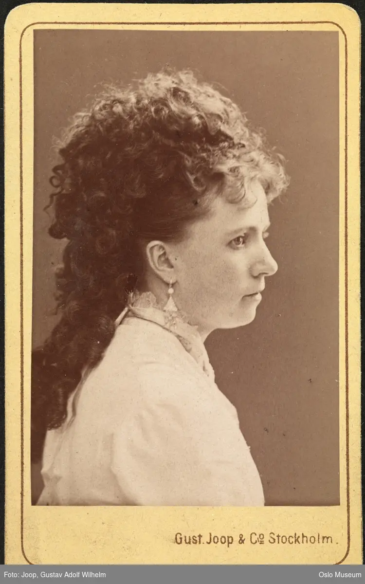 Gurli Åberg var skådespelare på 1800-talet. Hon ansågs bäst i komedi, men fick till en början mer seriösa roller.
