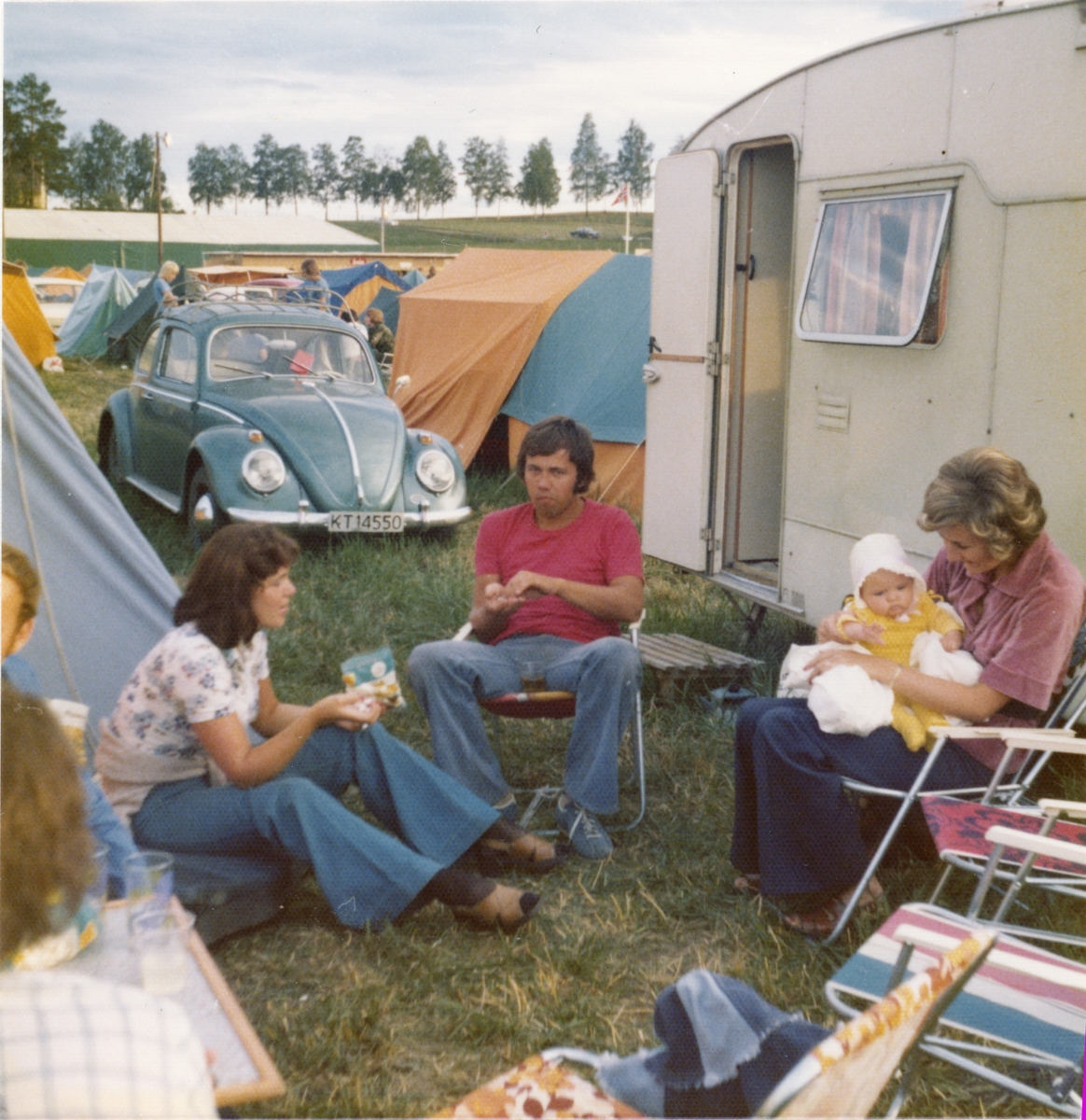 Camping med telt og campingvogn. BUL stevne 1975. Hvam Landbruksskole.