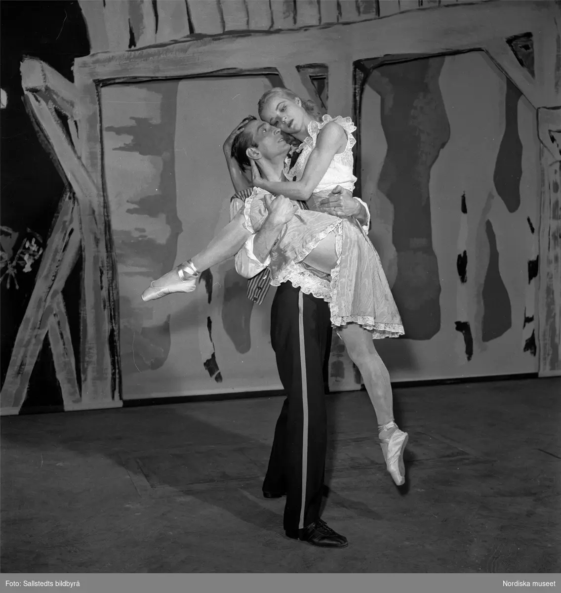 Elsa-Marianne von Rosen och Julius Mengarelli i Birgit Cullbergs uppsättning av Fröken Julie på Södra Teatern, Riksteatern, februari 1950.