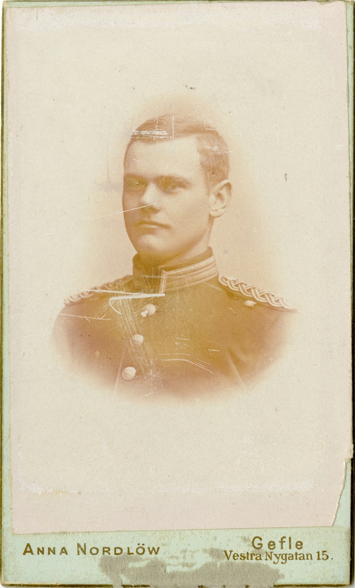 Porträtt av Karl Seth Johannes Öhrn, löjtnant vid hälsinge regemente I 14.
Se även AMA.0013848.