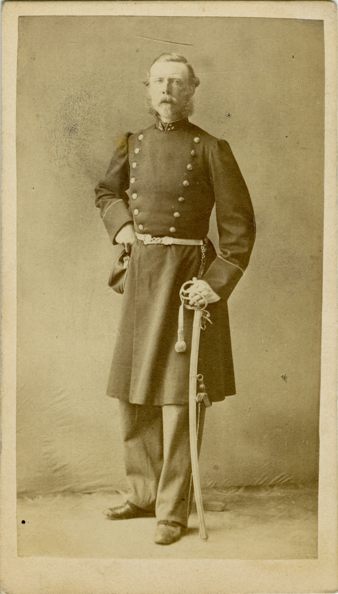 Porträtt av Carl Frans Edvard Öhrström, kapten vid Södermanlanda regemente I 10.

Se även bild AMA.0009357.