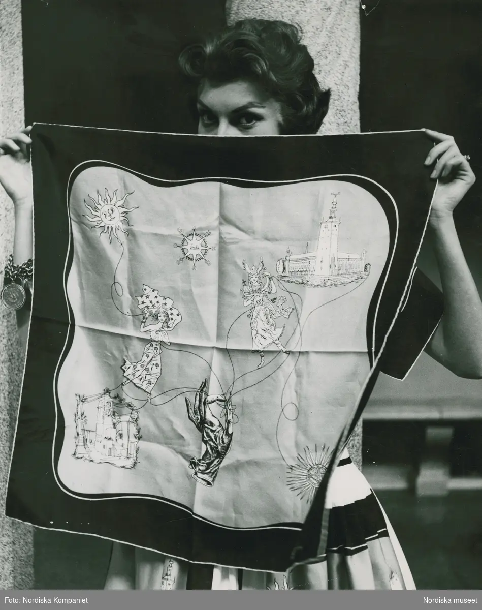 Emilios scarf " Stockholm möter Capri, Italiana." Modell håller upp scarf med print.