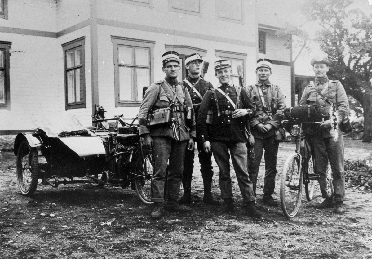 Hagaström. Landstormsgubbar i Hagaström under 1:a världskriget, vid sidan en Indian från omkring 1916 med sidovagn.