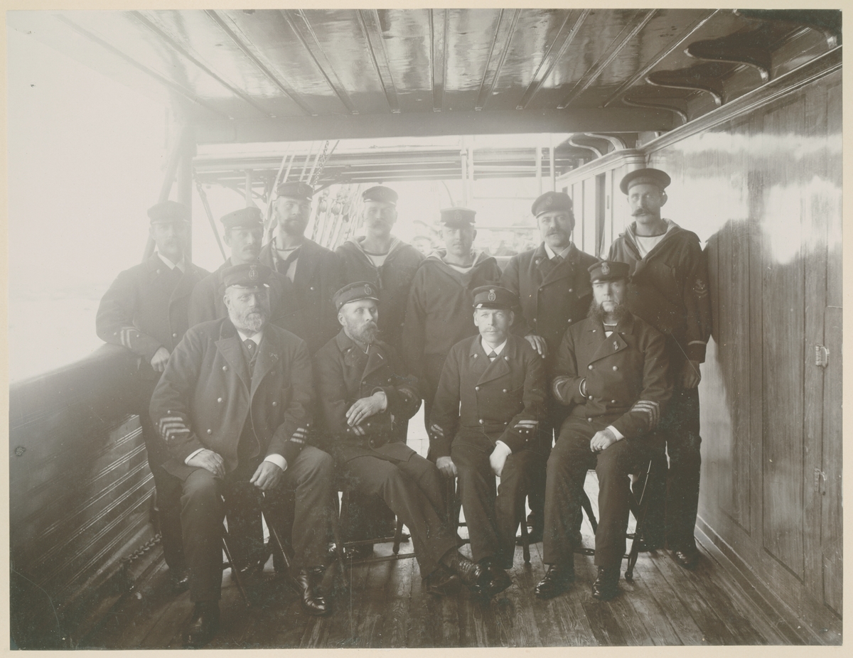 Medlemmar av besättningen på kungajakten DROTT (ex RAN) sommaren 1895.
