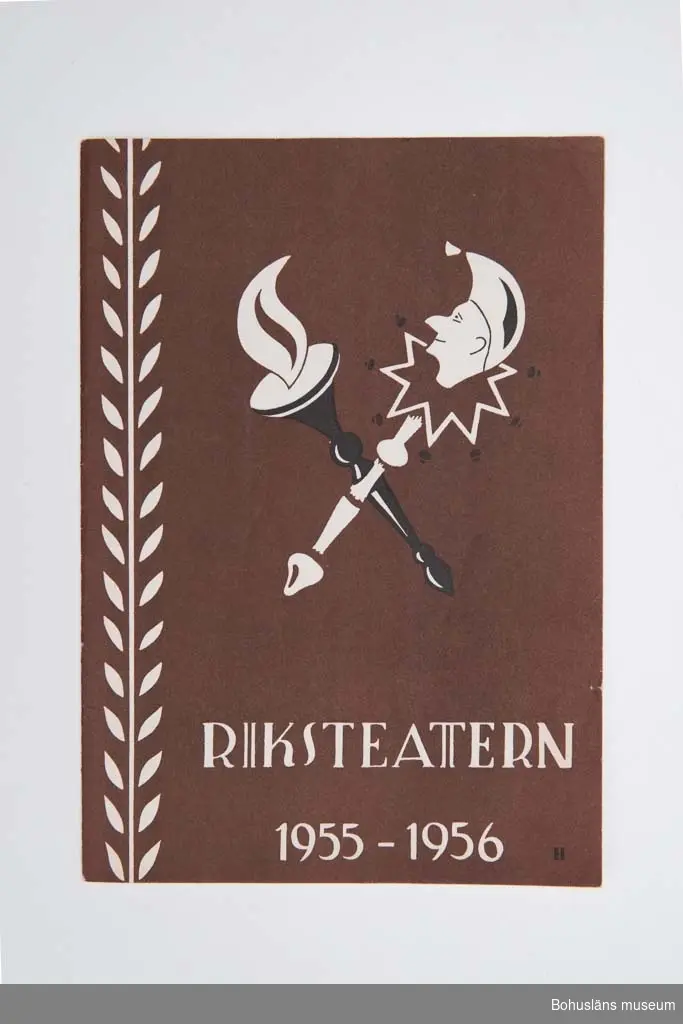 Tryckt teaterprogram, Riksteatern 1955 - 1956, "Tartuffe". Tvåfärgat omslag och inlaga 16 sidor sv/v med presentation av föreställningen och den aktuella uppsättningen med dess medverkande, med fotografier. Annonser. Tillverkare: Tryckeri AB Småland i Jönköping.