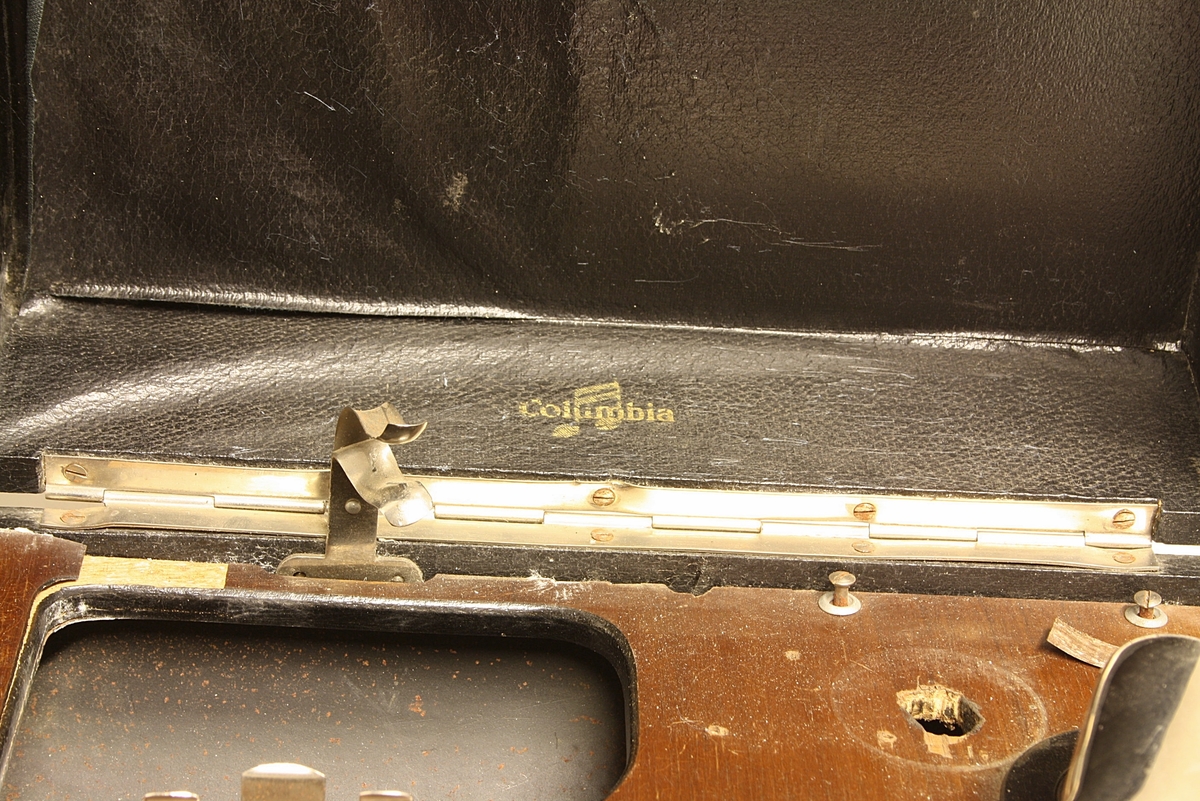 Rektangulær koffert med grammofon inni.