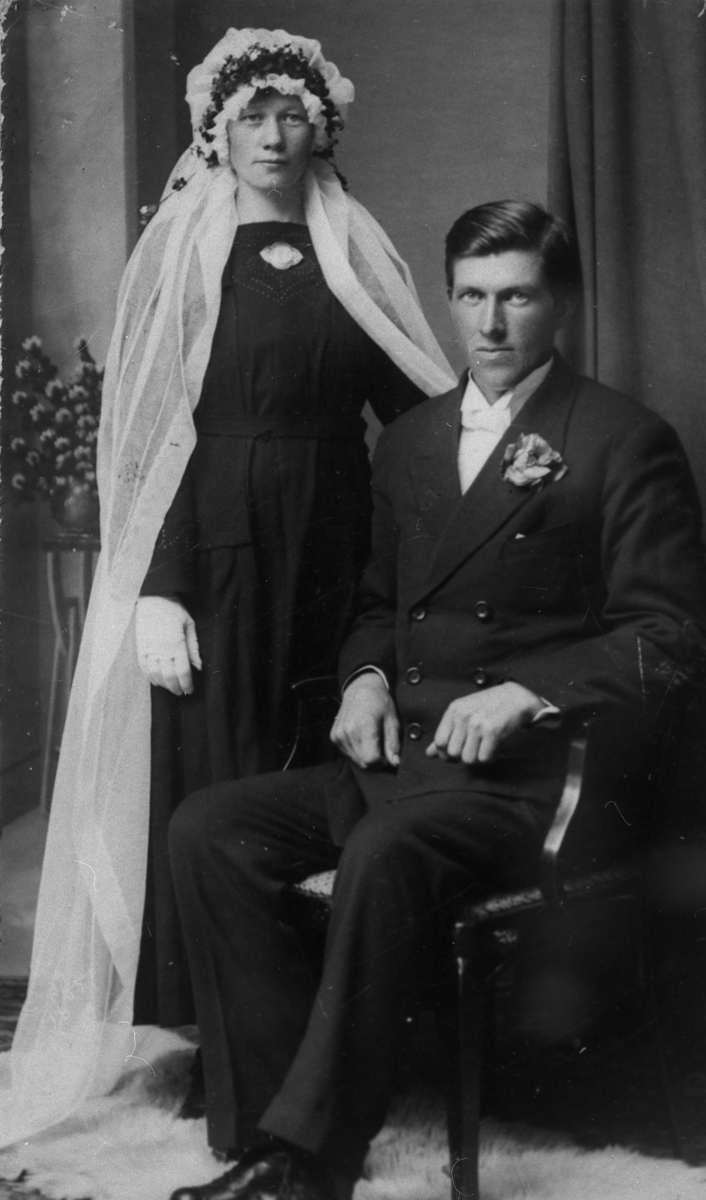 Atelierportrett av brudeparet Konstanse og Edvind Jensen.
Tidspunkt 1923.
Konstanse f. ca.1899 - d.1979, Edvind f.1895 - d.1948.