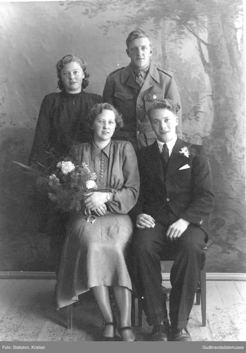 Brudeparet Odmund Øyjordet (f. 1919) og Selma Øyjordet (f. Vole 1919).  
Bak Anna Teigen og Gunnar Vole (f. 1914)