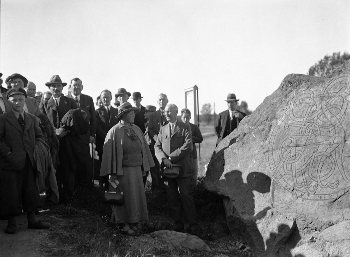 Folksamling vid runsten U791, Tibble, Tillinge socken, Uppland 1935