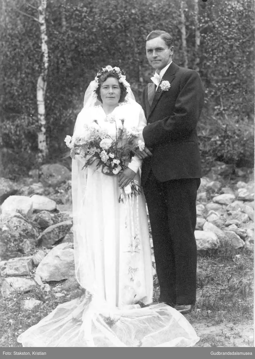 Brudeparet Torbjørn Vea (f. 1916) og Magnhild Vea (f. Haugom 1919)