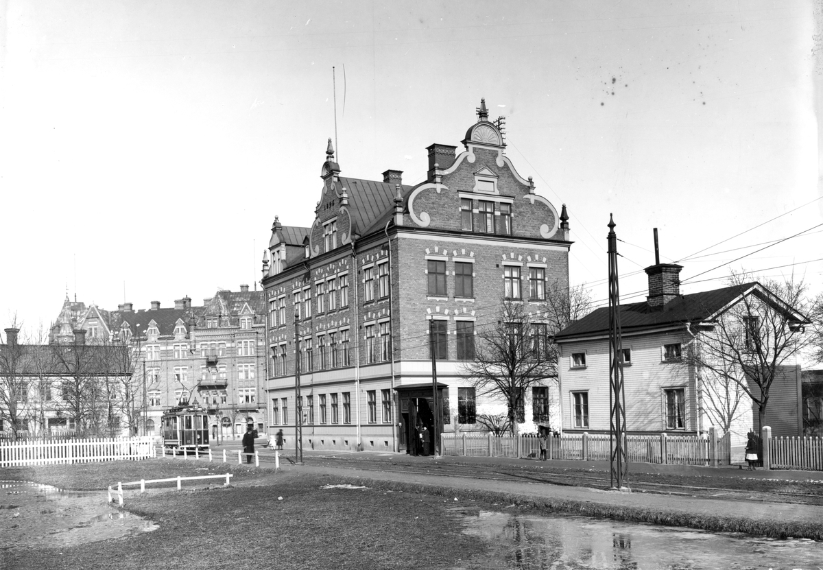 Södra Fältskärsgatan 5, Gävle. Dalapalatset i bakgrunden - Länsmuseet ...