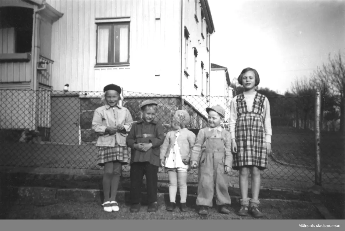 Barnen Inger, Leif, Ann-Mari, ev. Söderlund och Eva vid Brunnsgatan mellan nr. 3 och 5 i Mölndal, cirka 1952 - 53.

Husen på Ryet ägdes av Papyrus. Alla som bodde där arbetade på Papyrus.