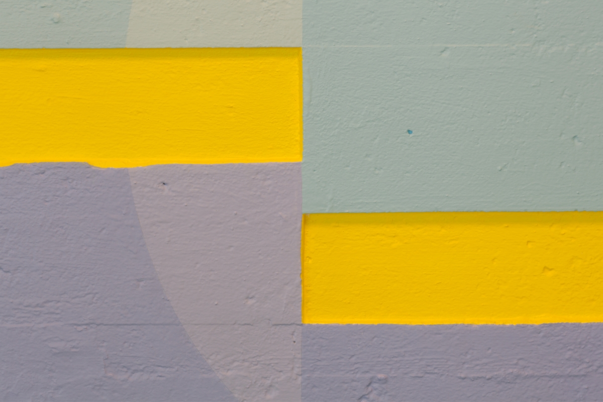Veggmaleriet er en farge-orkestrering av arkitekt Erik Fastings relieff fra 1967. Veggmaleriet fortolker denne strukturen gjennom å fargesette flatene mellom de horisontale linjene. De tre gjentatte rapportene danner tre tydelig atskilte fargerom.
Fra venstre: gul/rødoransje, gulgrønn/blågrønn, lys blå/mørk blålilla. En brutt midtlinje i lys gul gjennom hele forløpet binder det hele sammen. Det indre/mindre forløpet består av delvis transparente svarte og hvite fargefelter som ligger over det større forløpet. På de tre lyseste feltene er det satt inn lysere sirkler.
