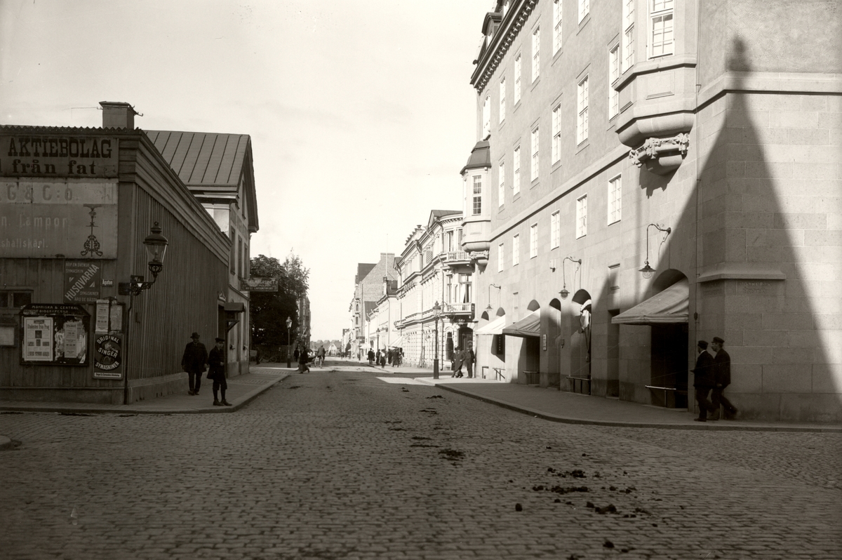 Orig. text: S:t Larsgatan från Ågatan till Kungsgatan.

Sparbankshuset närmast till höger i bild.