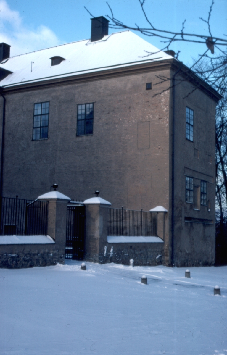 Orig. text: Slottet, norra flygeln.
Linköpings slotts norra flygel.

Slottet uppfördes på 1500-talet i medeltida stil. Under medeltiden och fram till reformationen bodde biskoparna på slottet, efter en dekadansperiod rustades slottet och landshövdingarna har bebott det sedan 1785. Upprustningen avslutades 1888. Åren 1932-33 skalades 1880-talets dekorationer bort och slottet återgavs en mer återhållsam karaktär.