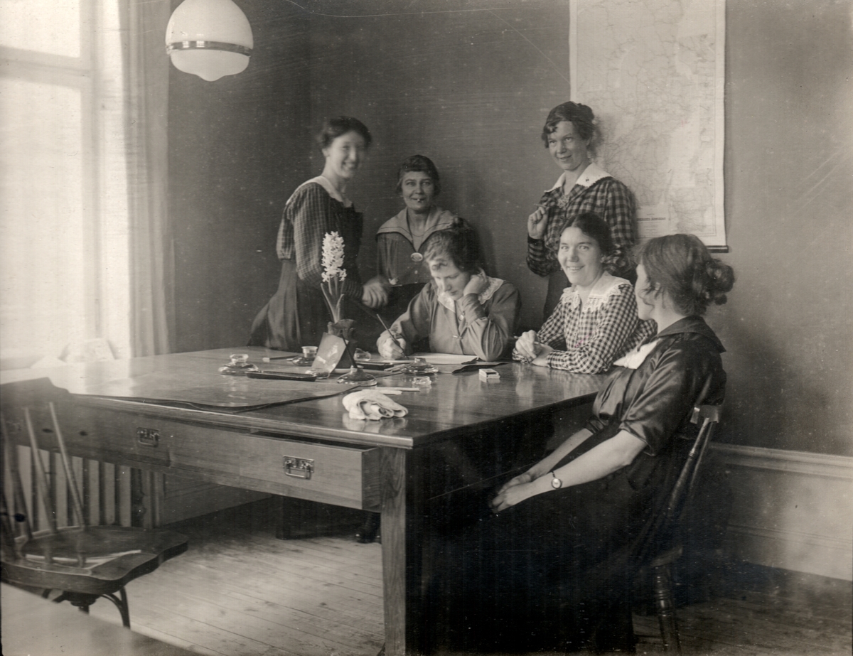Orig. text till bilden: På KK den 25/1 1919. Kristidskommission Linköping.

Några kvinnor sitter vid ett skrivbord.