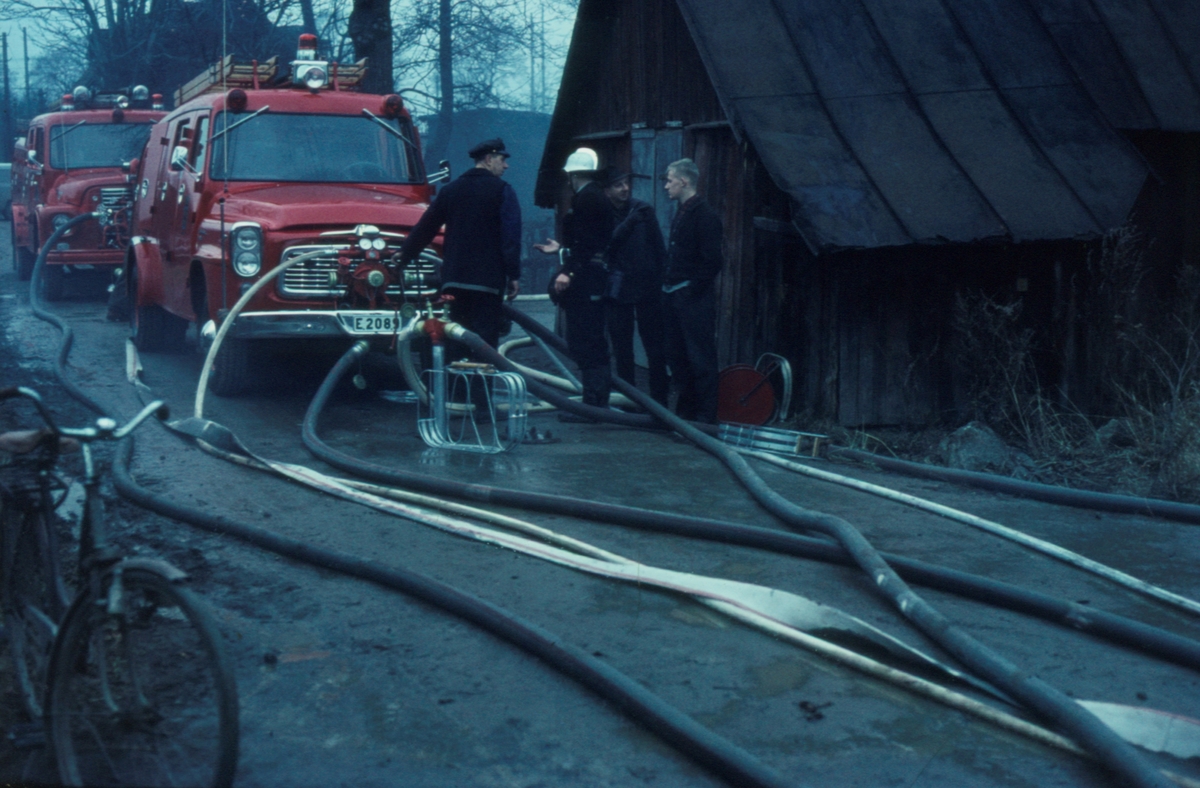Orig. text: Utomhusbrand. Tomteboda. 1964-12-12.

Motivet sett mot söder