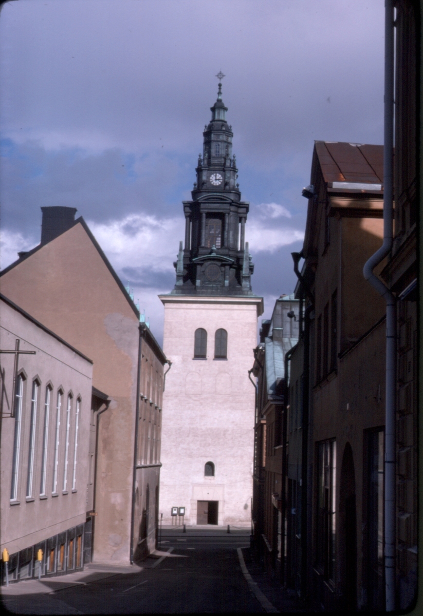 Borgmästaregatan sedd österut mot korsningen Borgmästaregatan/S:t Larsgatan och mot S:t Larskyrkan.