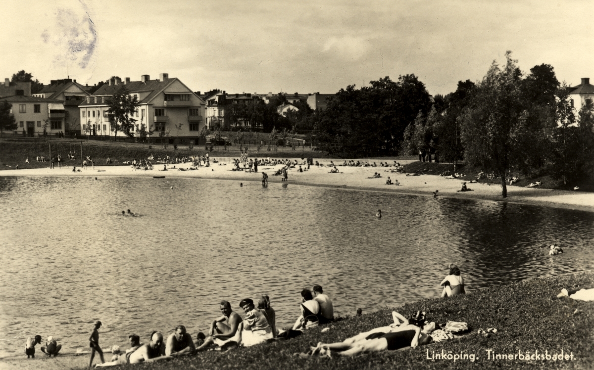 Linköping, Tinnerbäcksbadet.
Solande och badande människor vid Tinnerbäcksbadet.
Tinnerbäcksbadet öppnades den 19 juni 1938. Anläggningens slutliga utformning skapades av stadsarkitekten Sten Westholm. Den tidstypiska entré-, omklädnads- och restaurangbyggnaden är i stort ännu orörd sedan den uppfördes. Den drivande politiska kraften bakom badet var köpmannen Axel Brunsjö. I vissa kretsar kallades badet för Brunsjön, efter köpmannens stora engagemang för badet och som senare kom att bli badets föreståndare.