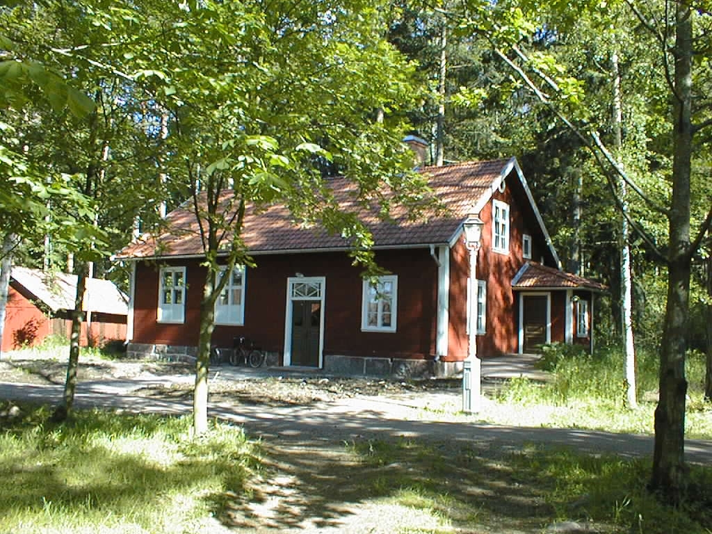 Elim från Brokind flyttades till Gamla Linköping 1996.
Kapellet i brokind uppfördes 1904 av mjölnaren Axel Gustavsson och Blåbandsföreningen för att användas av de troende på platsen för att bedriva religiös verksamhet. Byggnaden elektrifierades 1928, och en dopgrav byggdes på hösten 1931, samt en ny estrad med talarstol ovanför dopgraven. 1934 målades kapellet invändigt och fick då det utseende det ännu bevarar.
