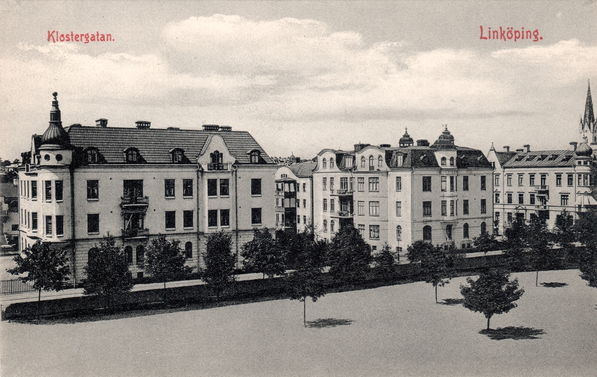 Orig. text: Klostergatan, Linköping.

Klostergatan sedd mot nordväst från Folkskolan som idag är Birgittaskolan.