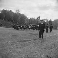 Musikkstevne 1957.
Musikkorps i marsj på den gamle fotballba