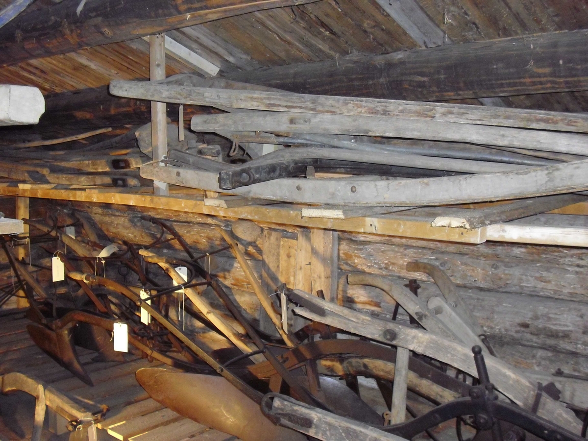 Mye rust, skade i tre. 