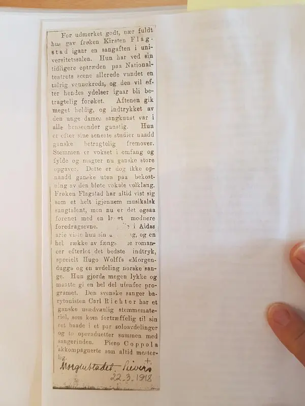 Avisanmeldelse av Kirsten Flagstad debutkonsert i Universitetets Aula, 21. mars, 1918. Kritikerne var samstemte om hennes fantastiske utvikling av stemmen.