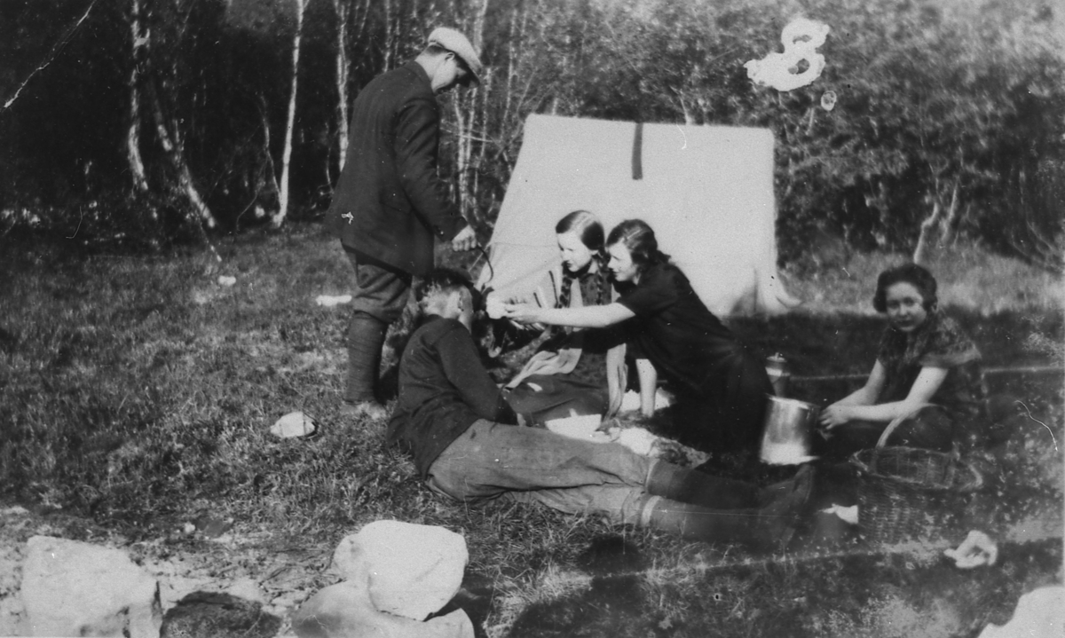 På telttur ved Gammelseterelva i Tranøy ca 1930.