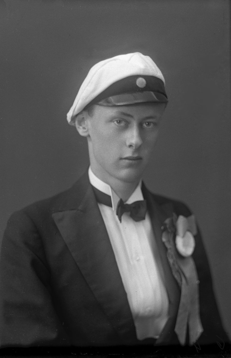 Porträtt från fotografen Maria Teschs ateljé i Linköping. 1910-tal. Beställare: Aspegren.