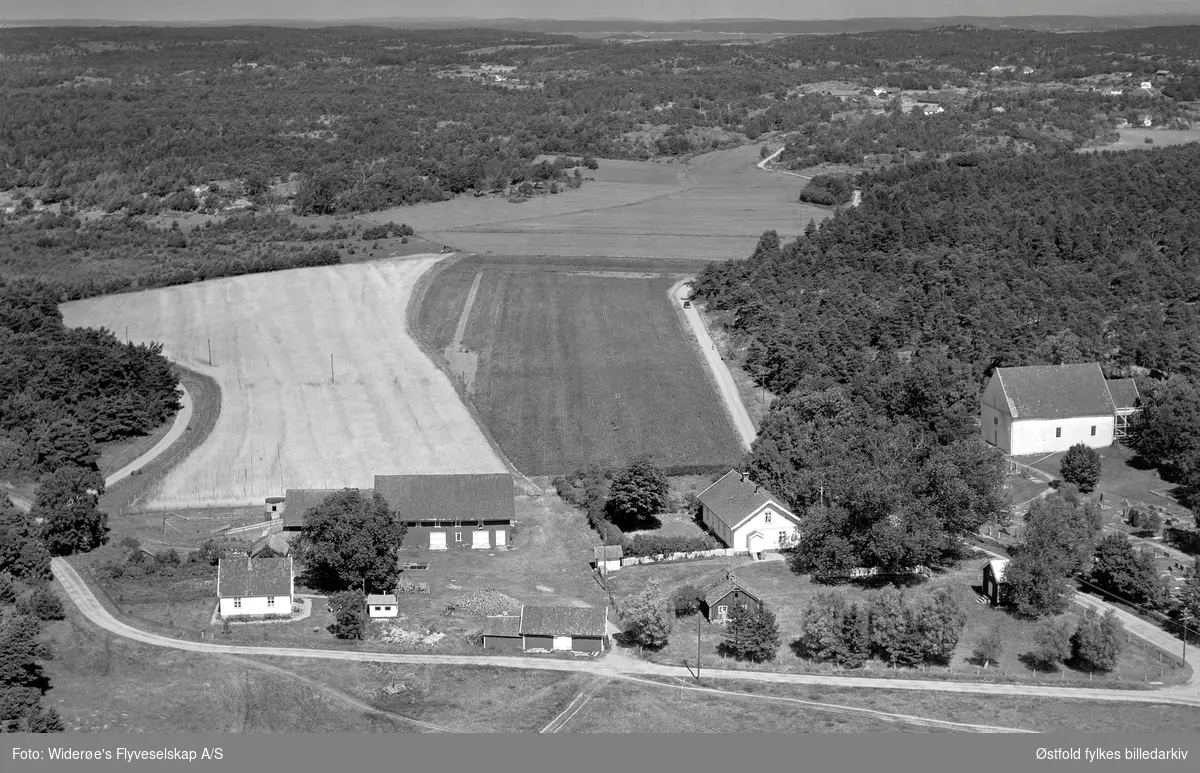 Hvaler prestegård og Hvaler kirke, flyfoto 1953.