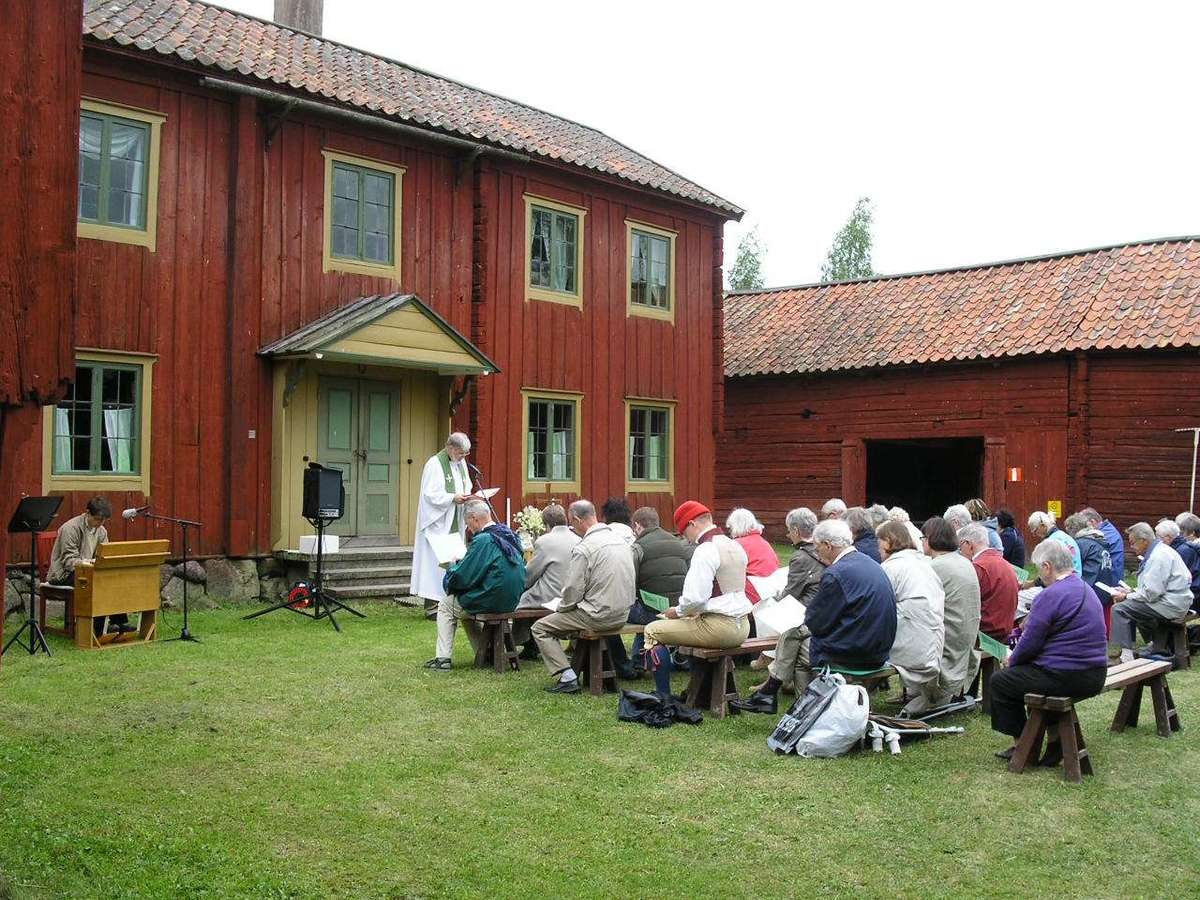 Friluftsgudstjänst framför mangårdsbyggnaden Nyvla på friluftsmuséet Disagården, Gamla Uppsala, midsommarafton 2007