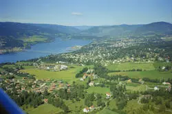 Lillehammer, oversiktsbilde Søre Ål i Lillehammer. Åretta ungdomsskole. Skogli helse- og rehabeliteringssenter.