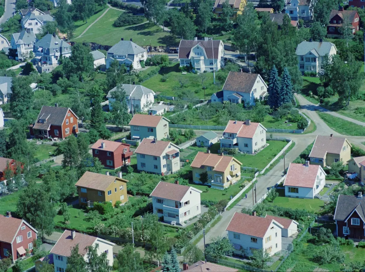 Flyfoto, Lillehammer med Gustaf Frødings veg opp på høyre side. Weidemannsgate på tvers nederst og Tvethes gate parallelt midt i bildet Gult hus i midten i er Gustaf Frødings veg 1a, mens det røde opp til venstre er Tvethes gate 5 med Tvethes gate 7 og Tvethes gate 11 mot høyre. Okerfarget hus litt foran til venstre er Weidemannsgate 10.