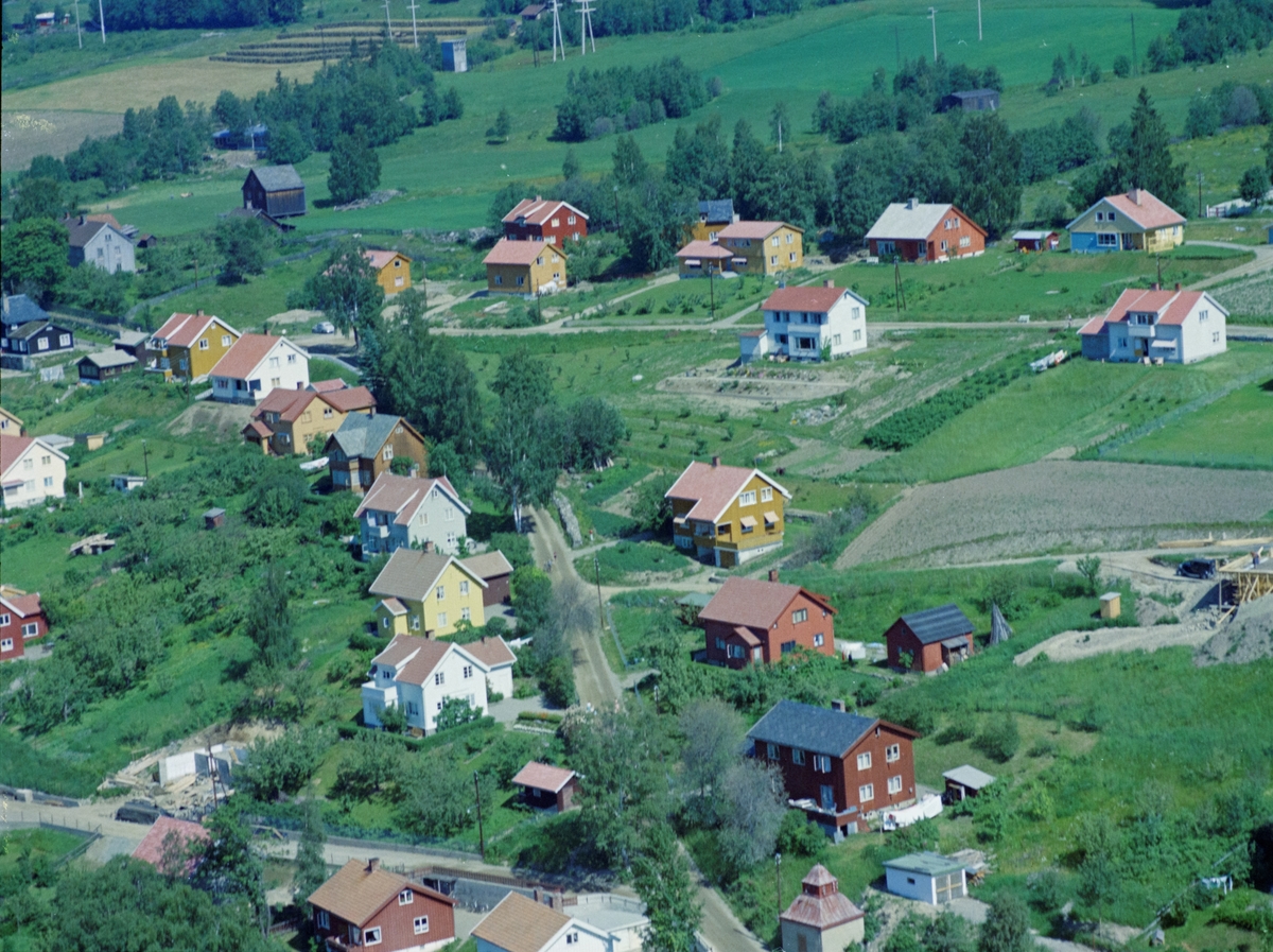 Flyfoto, Lillehammer, bebyggelse. Gamlevegen går på skrå oppfra venstre til høyre billedkant. Kristen Holbøs veg øverst og Forstmester Barths veg ut til venstre fra transformaten.