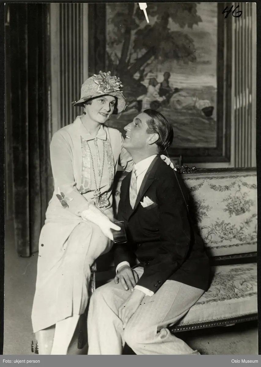 dobbeltportrett, mann, kvinne, skuespillere, rollebilde, Maud Barnett i "Sam Jackson i Paris" på Centralteatret, sittende helfigur, kostymer